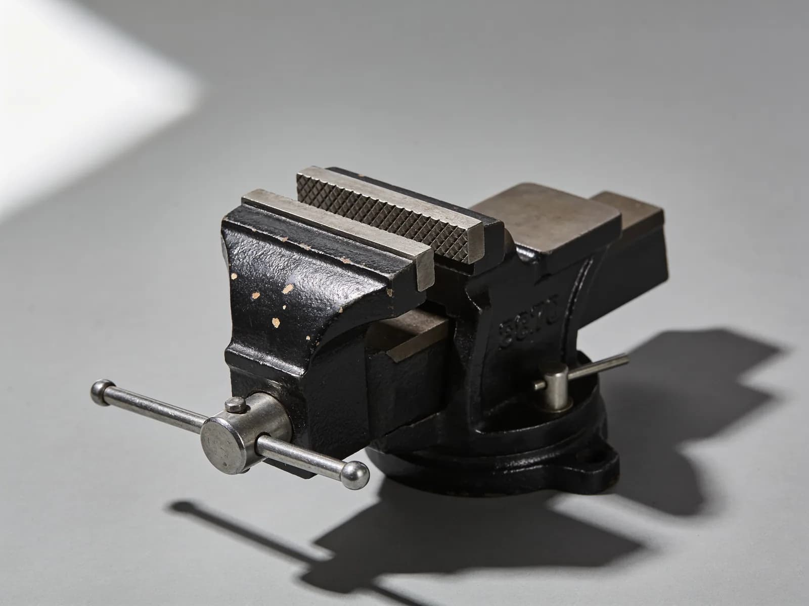 Bench Vice — Cast iron, 4 in jaw, swivel base